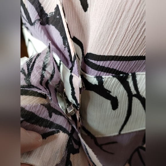 New York & company women's size medium purple blouse wrap shirt top pin floral - Picture 8 of 10